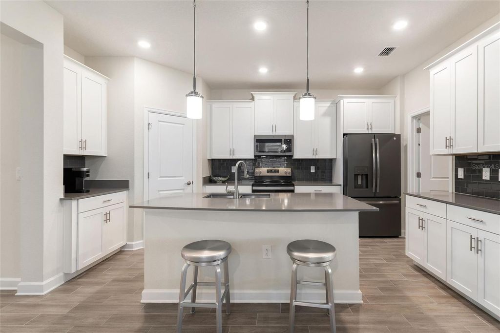 Image 6 of property listing at 8943 FALLEN OAK DR, Davenport, FL 33896