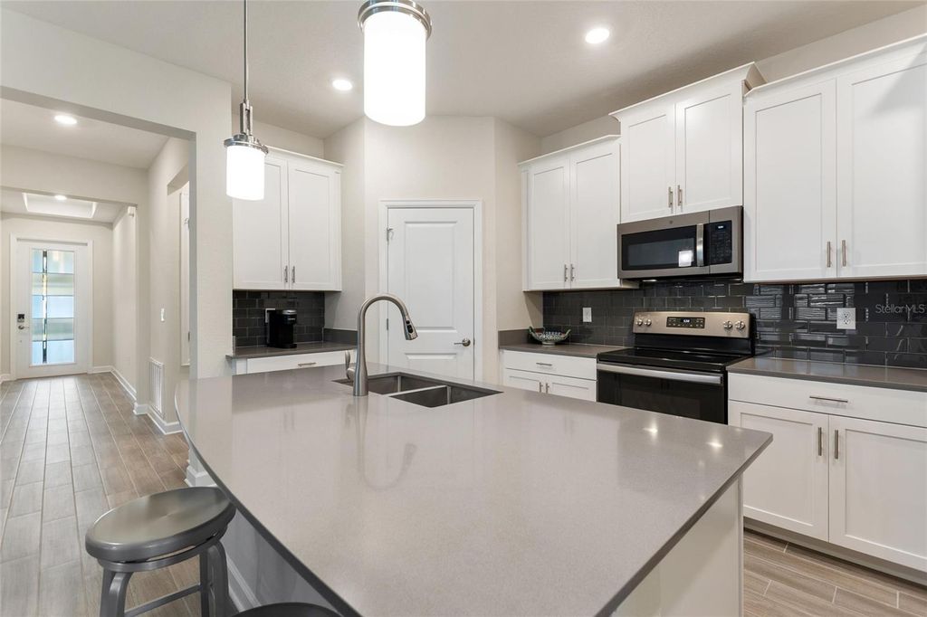 Image 7 of property listing at 8943 FALLEN OAK DR, Davenport, FL 33896