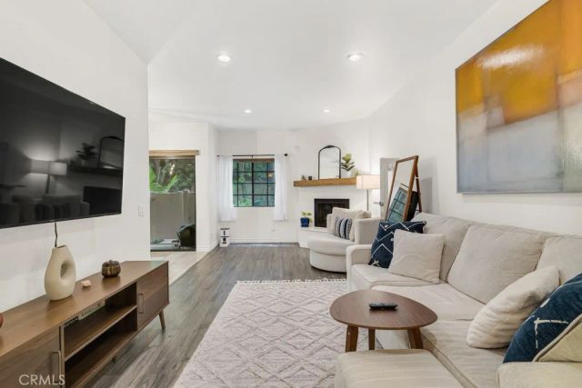 17914 Magnolia Boulevard 121, Encino, CA 91316