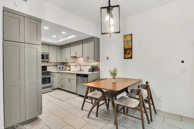 17914 Magnolia Boulevard 121, Encino, CA 91316