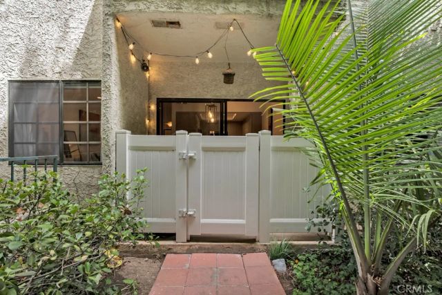 17914 Magnolia Boulevard 121, Encino, CA 91316