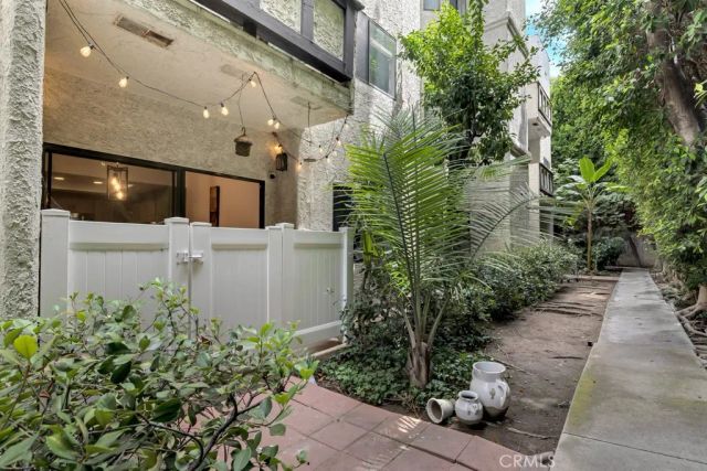 17914 Magnolia Boulevard 121, Encino, CA 91316