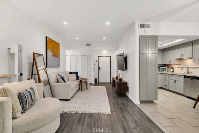 17914 Magnolia Boulevard 121, Encino, CA 91316