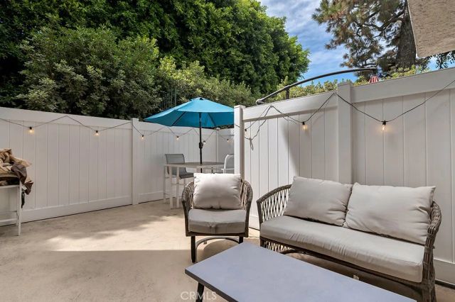 17914 Magnolia Boulevard 121, Encino, CA 91316