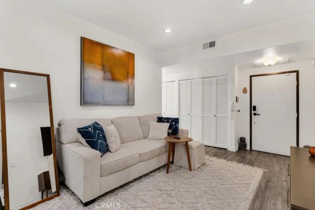 17914 Magnolia Boulevard 121, Encino, CA 91316