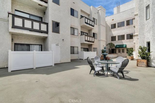 17914 Magnolia Boulevard 121, Encino, CA 91316
