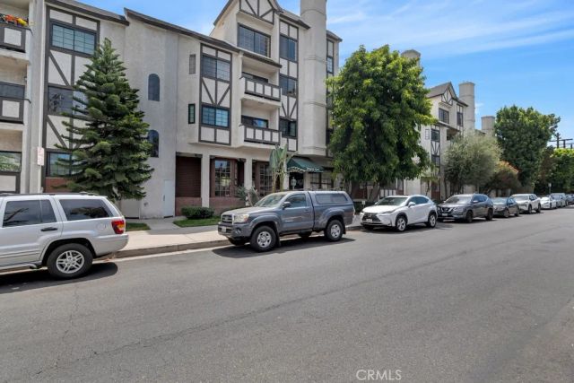 17914 Magnolia Boulevard 121, Encino, CA 91316