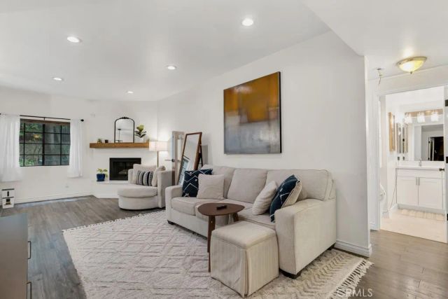 17914 Magnolia Boulevard 121, Encino, CA 91316