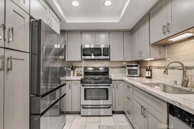 17914 Magnolia Boulevard 121, Encino, CA 91316