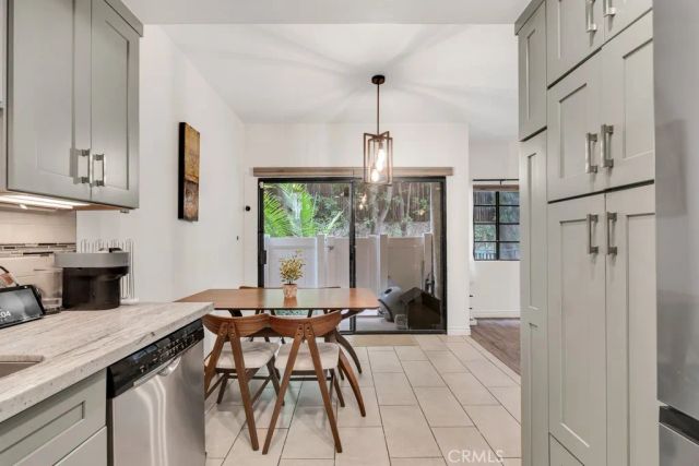 17914 Magnolia Boulevard 121, Encino, CA 91316