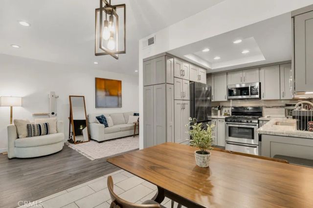 17914 Magnolia Boulevard 121, Encino, CA 91316