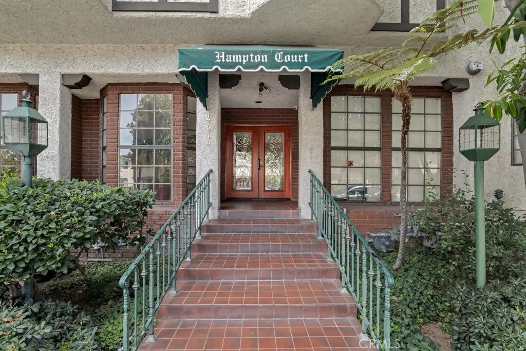 17914 Magnolia Boulevard 121, Encino, CA 91316