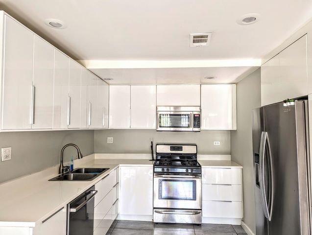 724 S Oakley Boulevard 1, Chicago, IL 60612