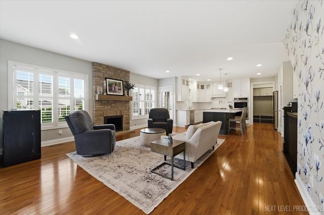 39W829 KELLAR Square, Geneva, IL 60134