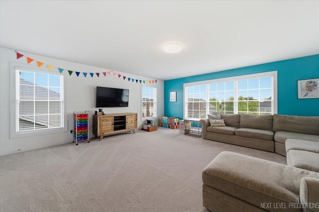 39W829 KELLAR Square, Geneva, IL 60134