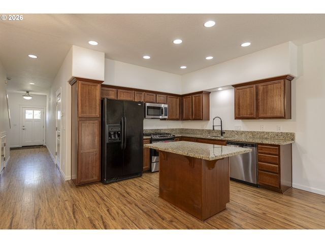 20028 BERGE VIEW Ave, Oregon City, OR 97045