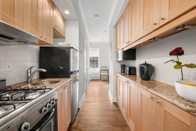 11 Dartmouth Pl 11-2, Boston, MA 02116