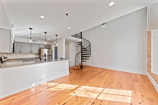 377 King Street Unit 201, Charleston, SC 29401