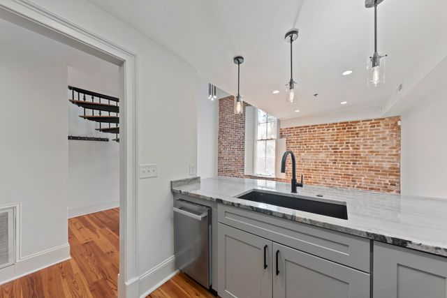 377 King Street Unit 201, Charleston, SC 29401