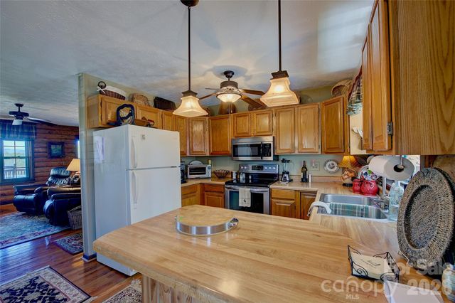 551 Carvers Knob Road, Spruce Pine, NC 28777