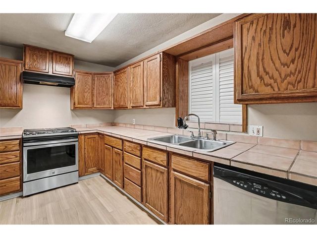 1748 Nome St, Aurora, CO 80010