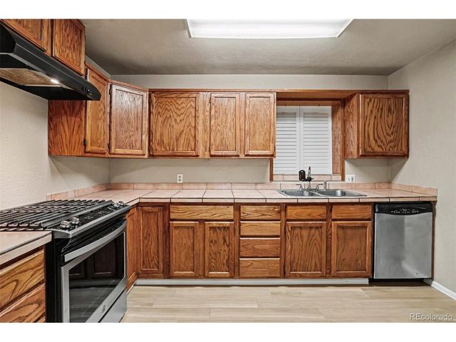 1748 Nome St, Aurora, CO 80010