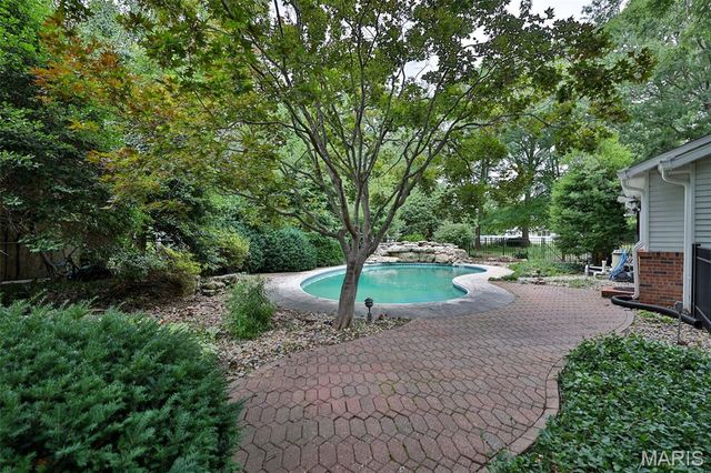 1000 Schwarz Road, Edwardsville, IL 62025