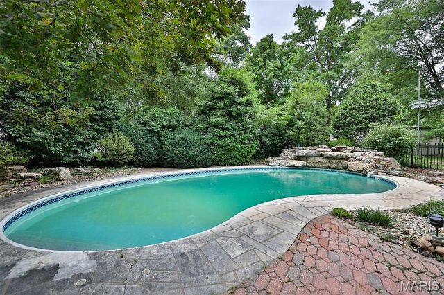 1000 Schwarz Road, Edwardsville, IL 62025