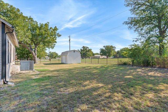 307 S Crockett Street, Edgewood, TX 75117