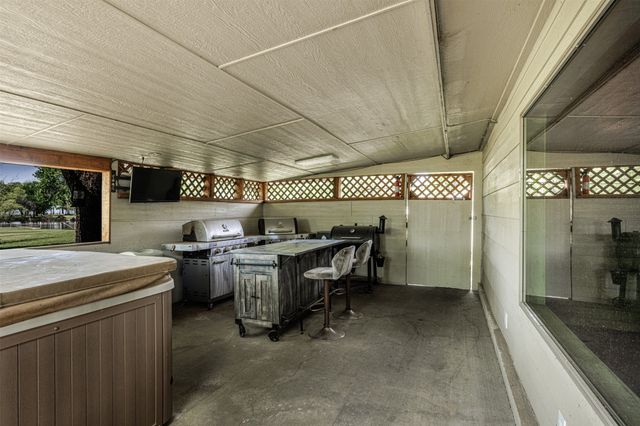 950 Little Oaks Drive, East Tawakoni, TX 75472