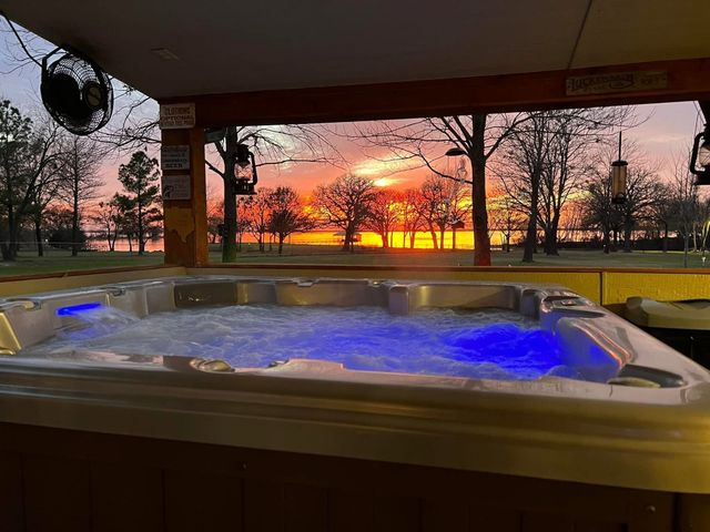 950 Little Oaks Drive, East Tawakoni, TX 75472