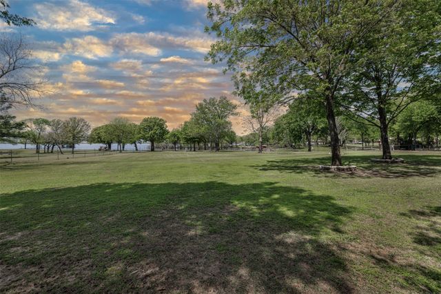 950 Little Oaks Drive, East Tawakoni, TX 75472