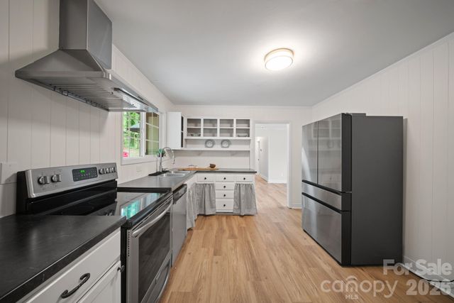 70 Melton Road, Candler, NC 28715
