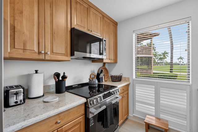 302 Brackenwood Circle, Palm Beach Gardens, FL 33418