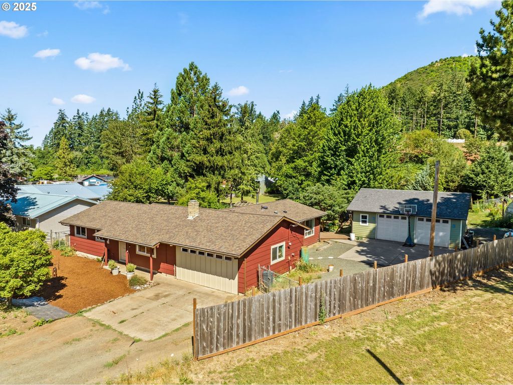 34755 ROW RIVER Rd, Cottage Grove, OR 97424