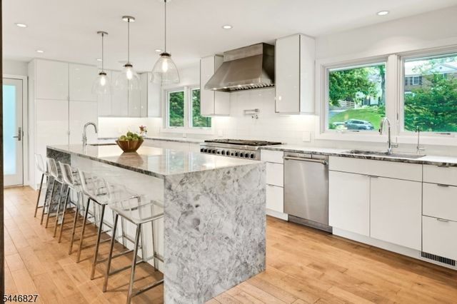 21 Gloucester Rd, Summit City, NJ 07901