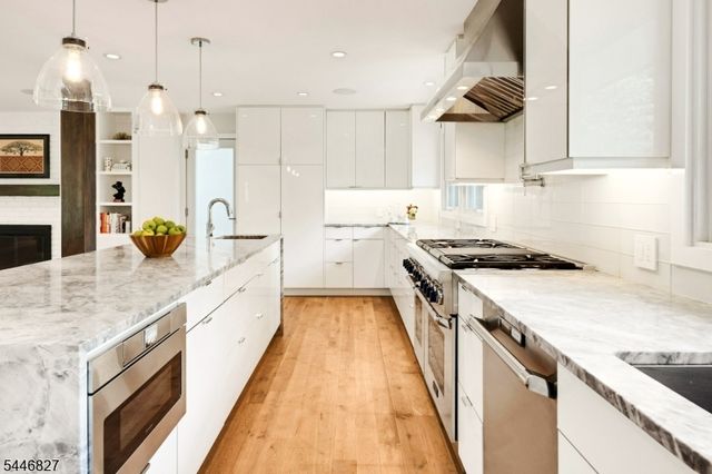 21 Gloucester Rd, Summit City, NJ 07901