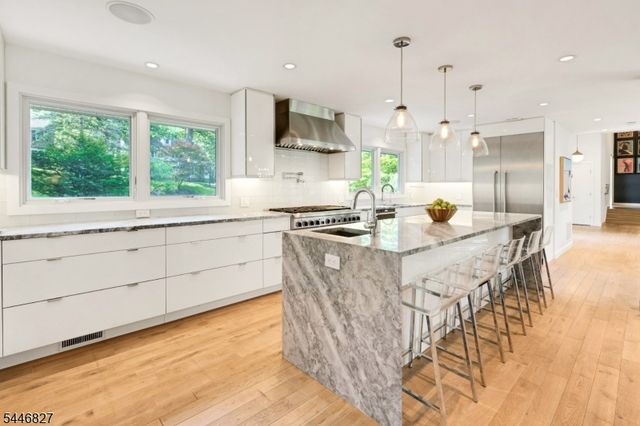 21 Gloucester Rd, Summit City, NJ 07901