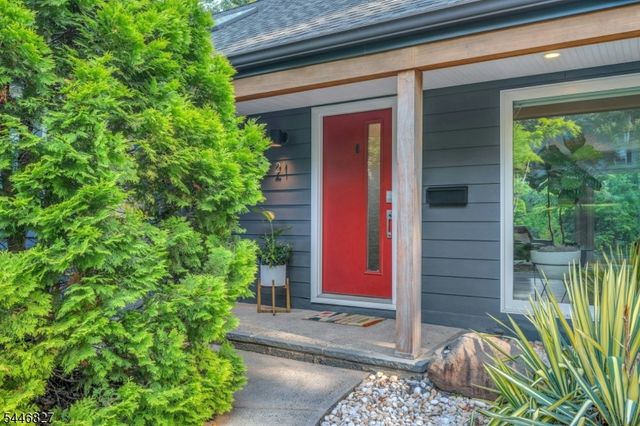 21 Gloucester Rd, Summit City, NJ 07901