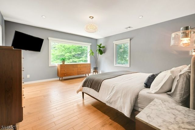 21 Gloucester Rd, Summit City, NJ 07901