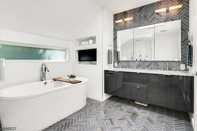 21 Gloucester Rd, Summit City, NJ 07901