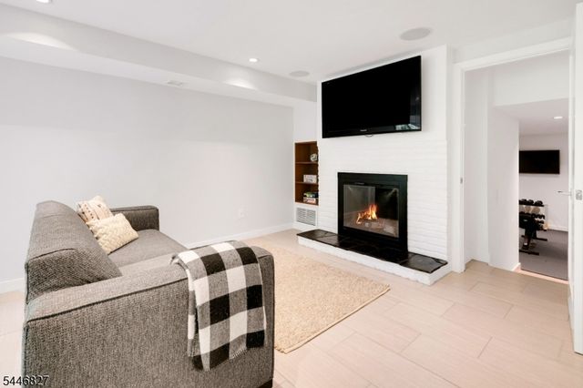 21 Gloucester Rd, Summit City, NJ 07901