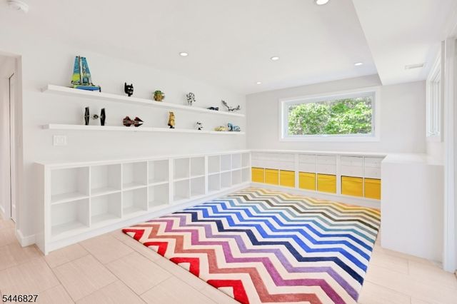 21 Gloucester Rd, Summit City, NJ 07901