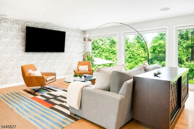 21 Gloucester Rd, Summit City, NJ 07901