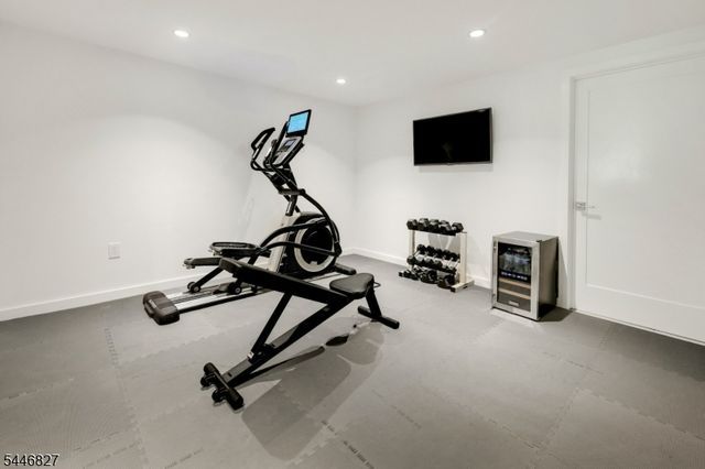 21 Gloucester Rd, Summit City, NJ 07901