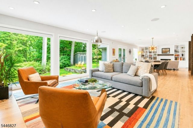 21 Gloucester Rd, Summit City, NJ 07901