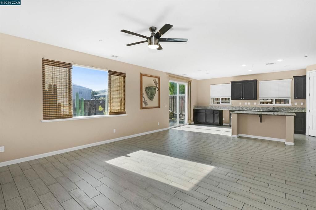 Image 17 of property listing at 2138 Yellow Rose Cir, Fairfield, CA 94534