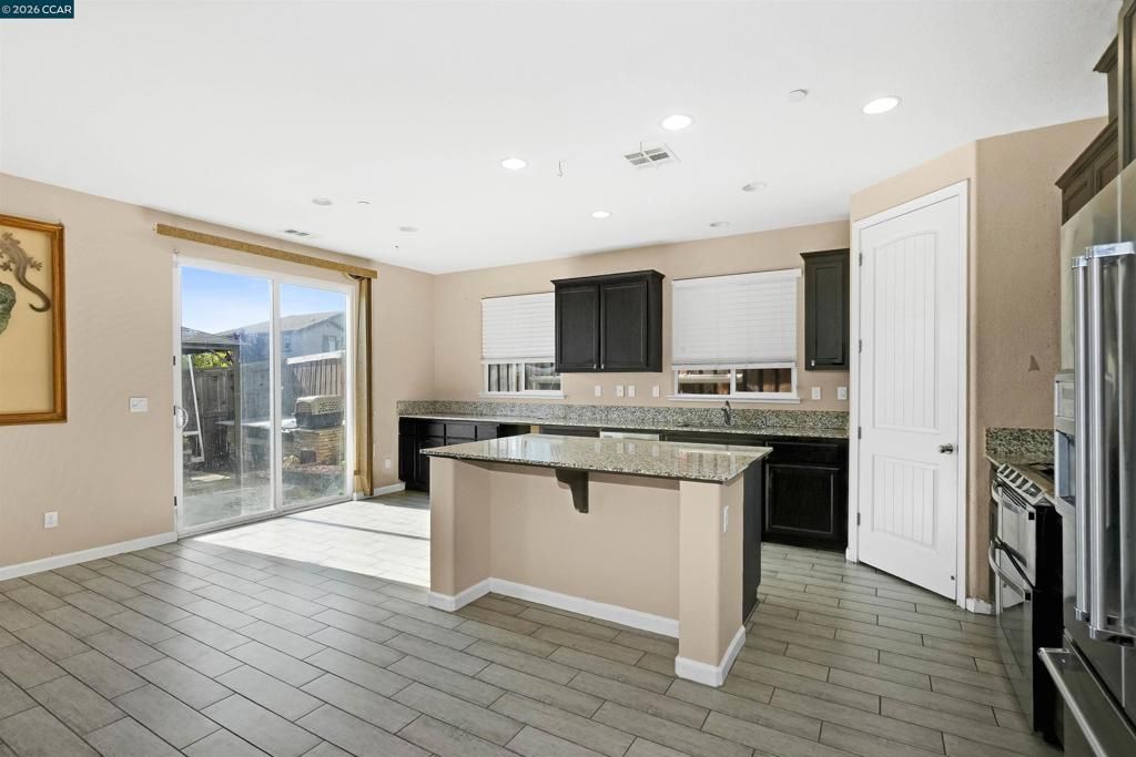 Image 18 of property listing at 2138 Yellow Rose Cir, Fairfield, CA 94534
