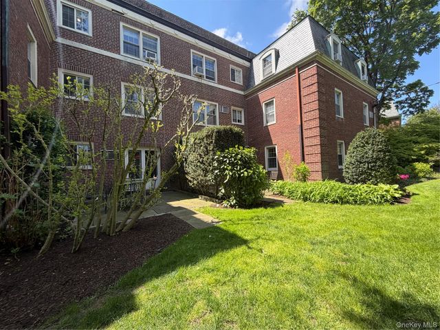 4 Chateaux Circle 4C, Scarsdale, NY 10583