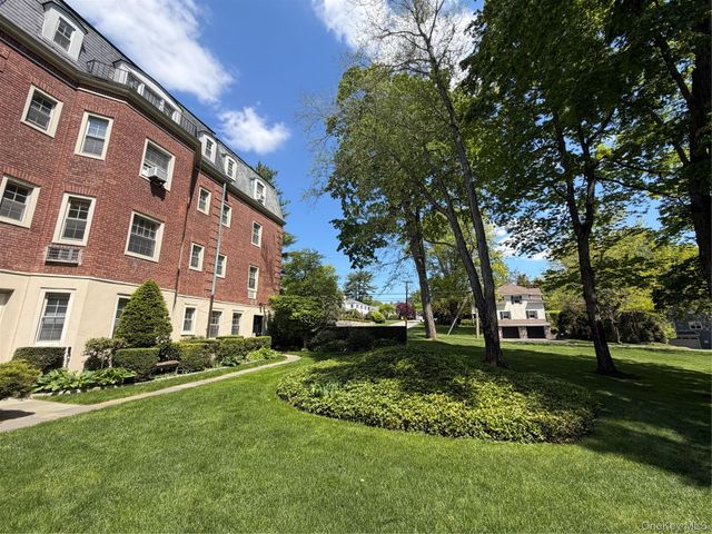4 Chateaux Circle 4C, Scarsdale, NY 10583